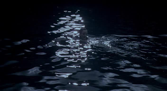 Прыжок Марии Вальверде В Воду – Трещины (2009)